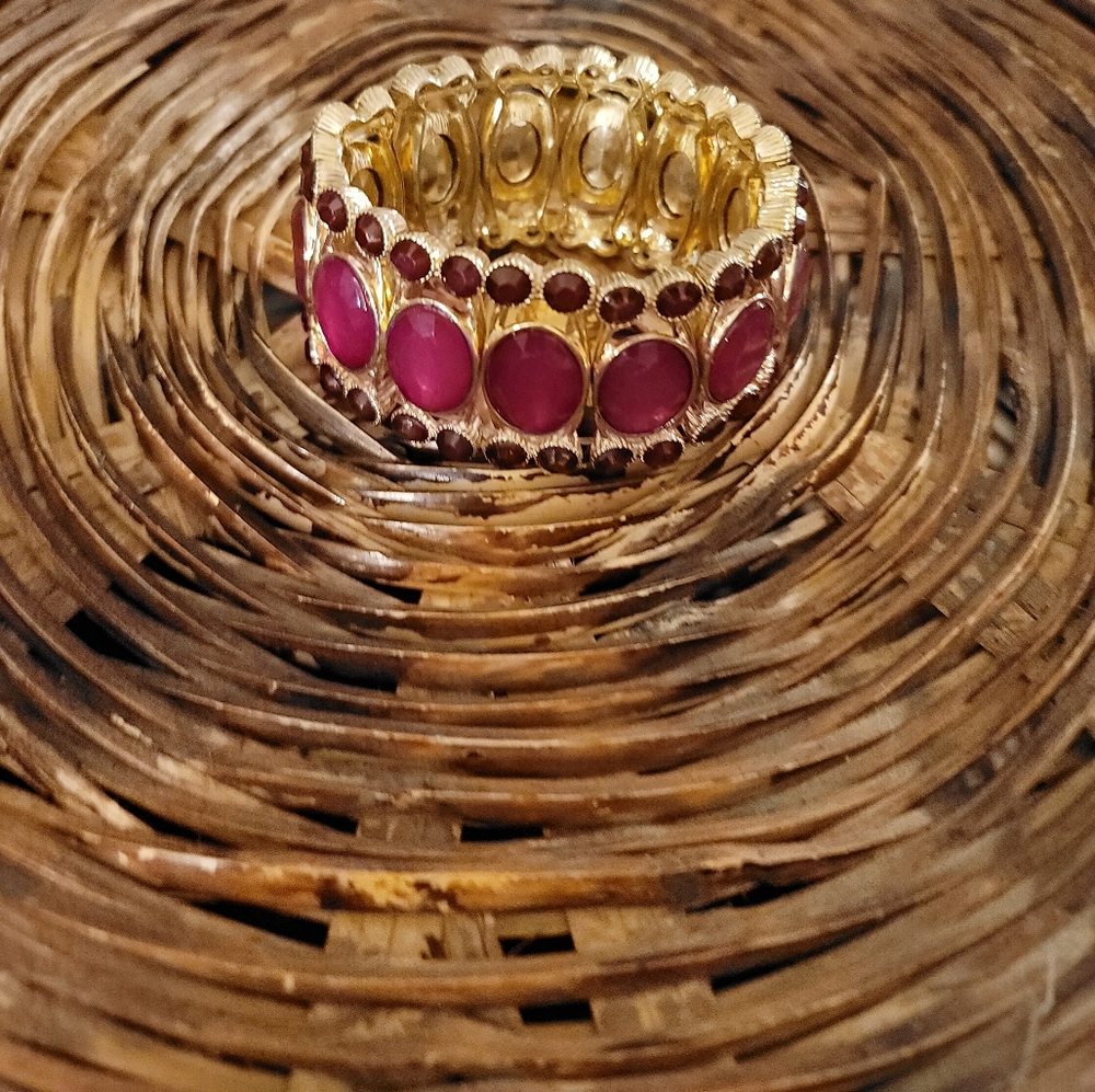 VINTAGE LADIES STRETCH BRACELET 1974 COSTUME JEWLERY/BEAUTIFUL MAGENTA STONES